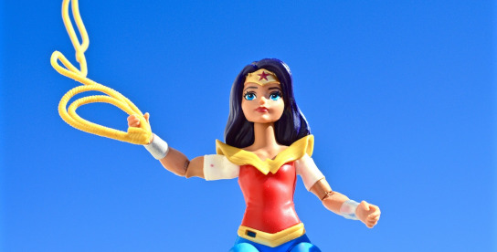 Spielfigur von Wonder Woman mit Lasso in der Hand